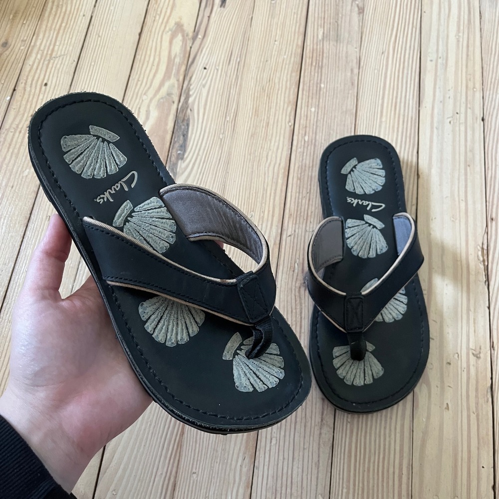 Clarks Flip Flop Sandals Womens 7M Black Leather Seashell Print Summer Thong